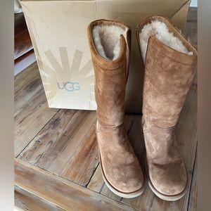 Almost New UGG 1890 size 9
